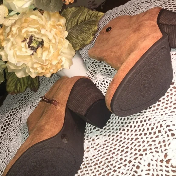 Vince Camuto Leather Heeled Ankle Boots - Picture 4 of 6